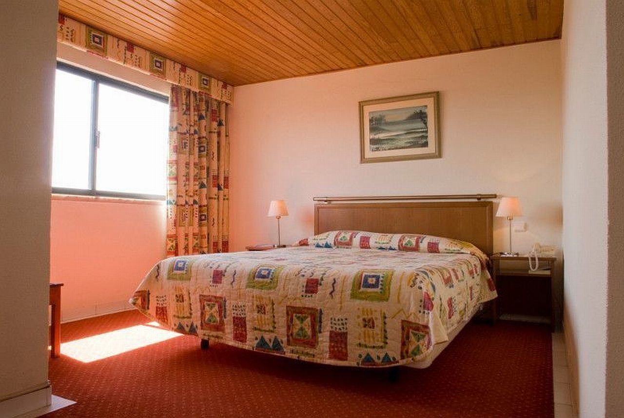 Holiday Inn Express & Suites Lisbon - Principe Real By Ihg Rum bild