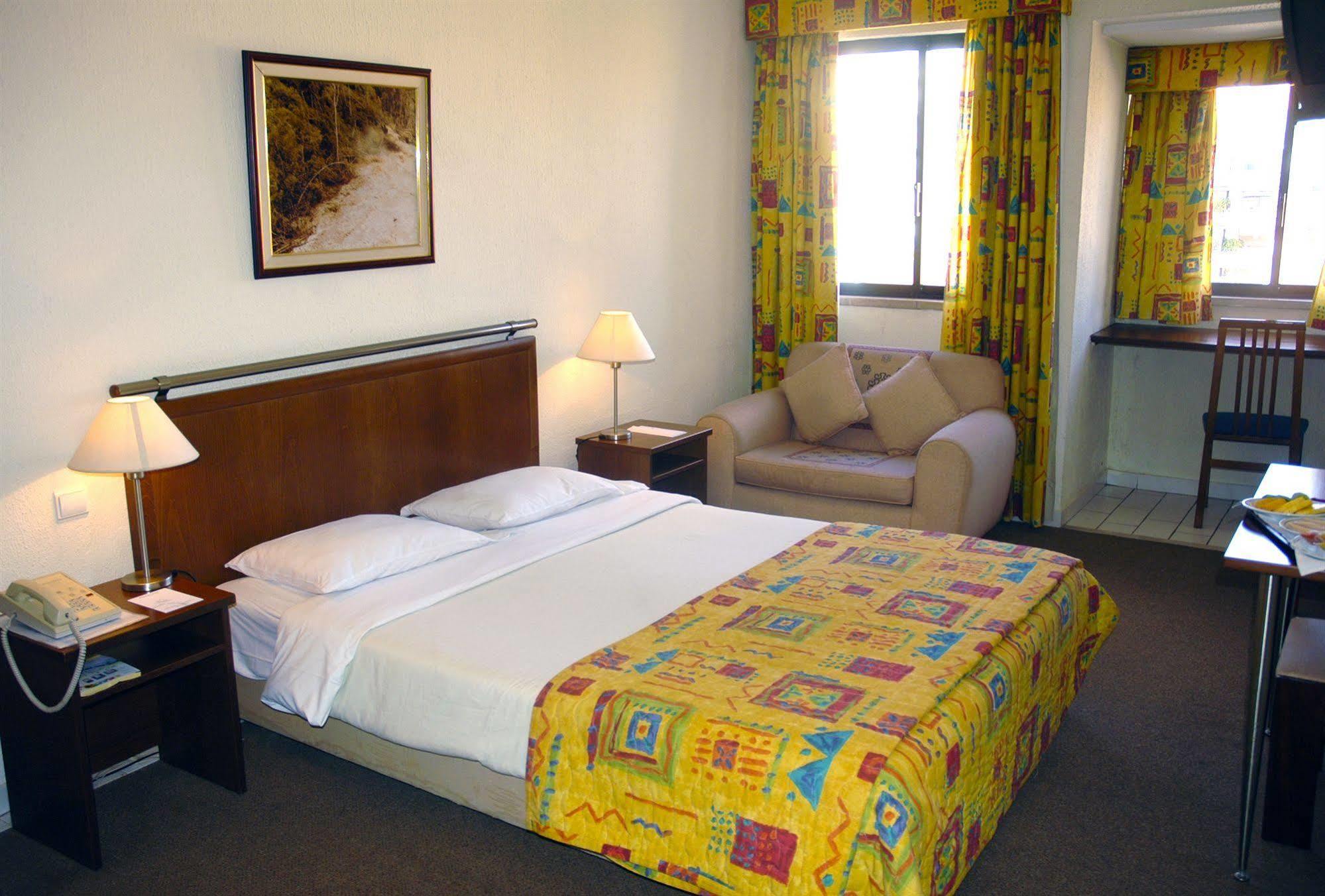 Holiday Inn Express & Suites Lisbon - Principe Real By Ihg Exteriör bild